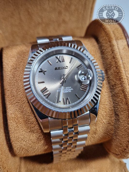 Datejust mod med grå romersk urtavla och Jubilee-armband