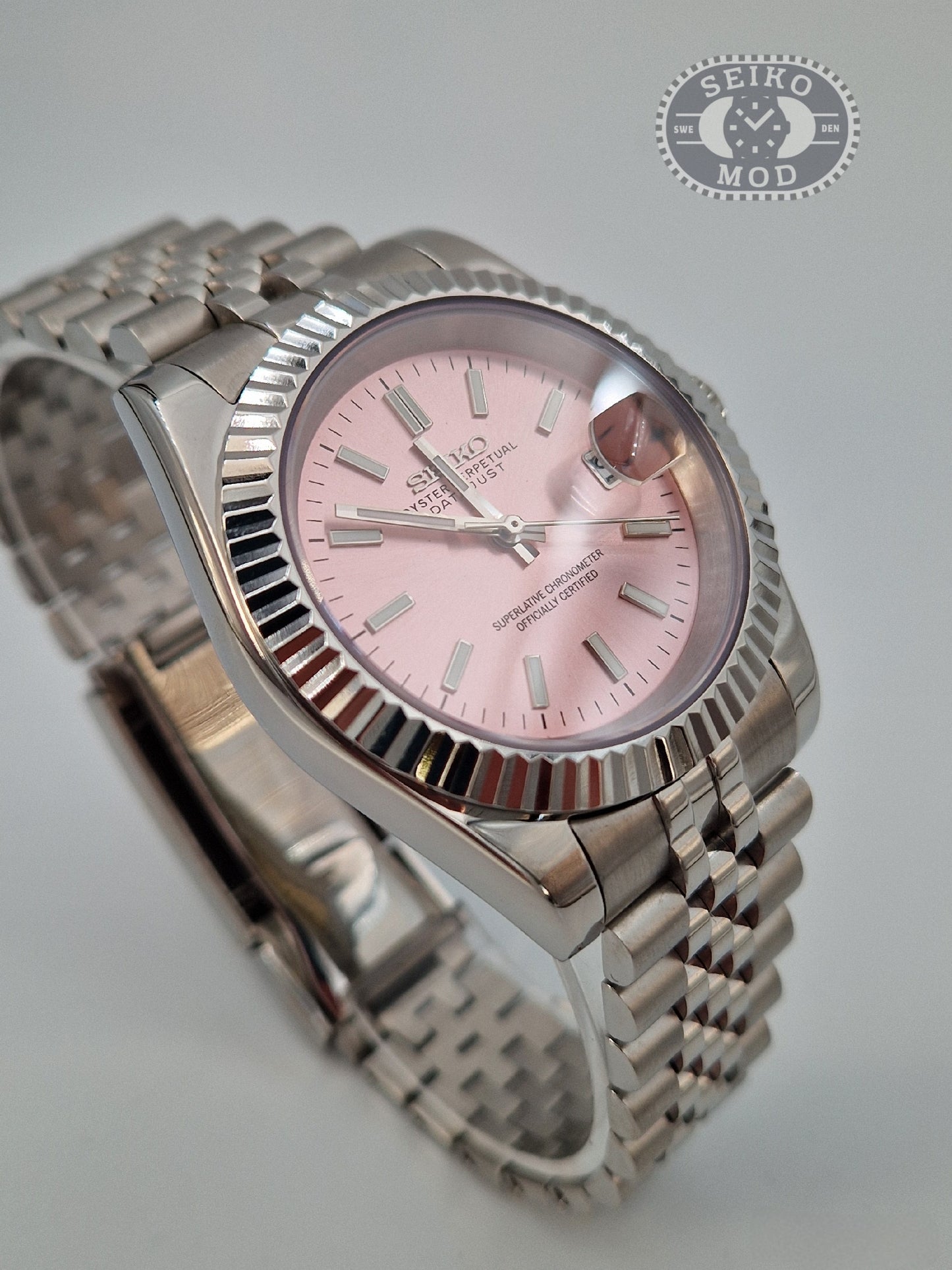 Datejust mod med rosa urtavla och Jubilee-armband