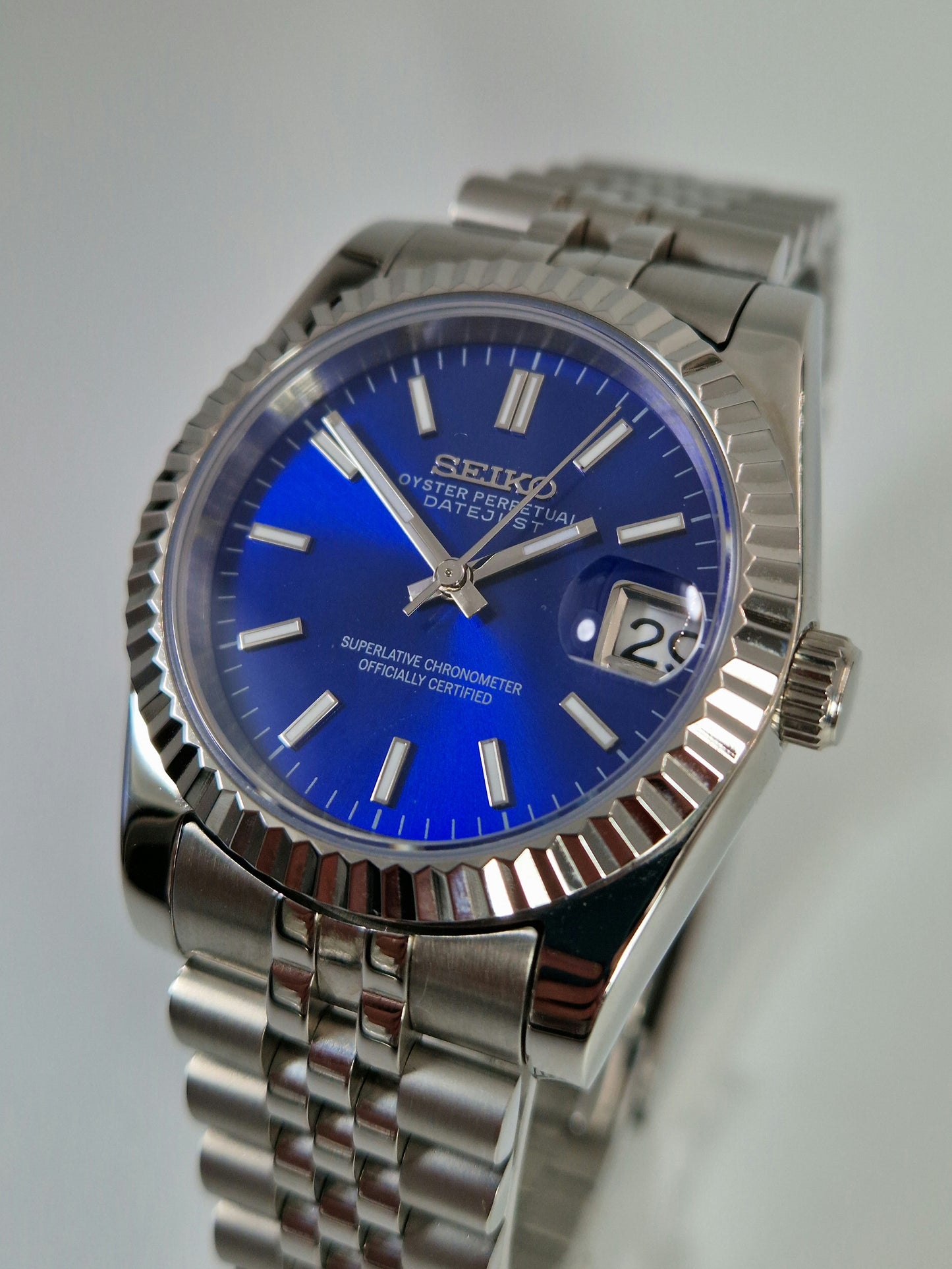 Datejust mod tummansinisellä kellotaululla ja Jubilee-rannekorulla