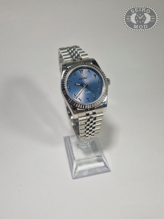 Datejust mod med blå räfflad arabic urtavla och Jubilee-armband